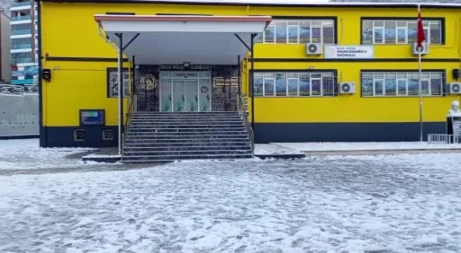 Bursa'da öğrenciler kar yüzünden okula gidemedi