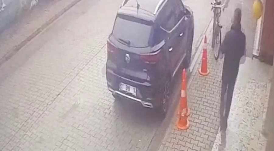 Okul önünde öğretmene önce yumruk attı, ardından ateş etti