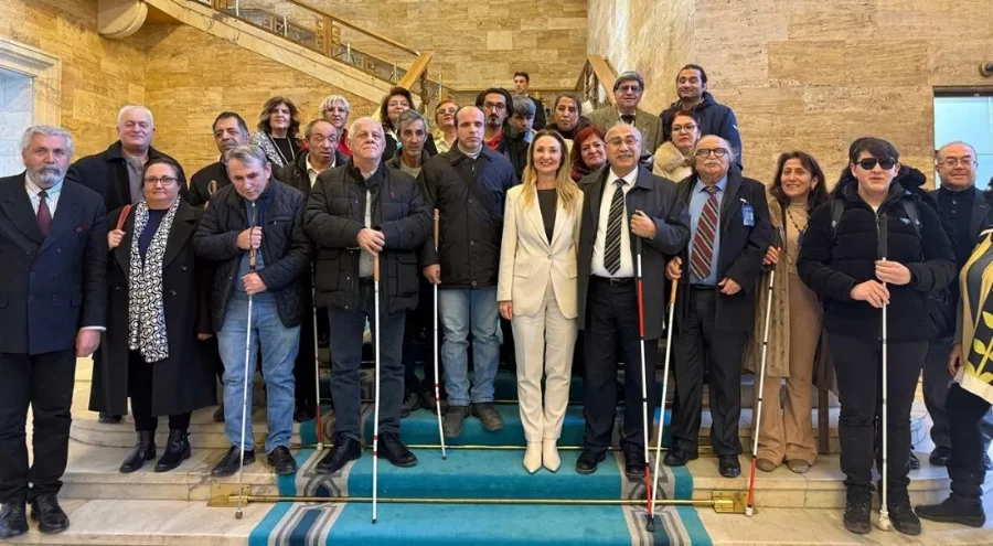 Görme engeliler CHP Grup Toplantısı'na katıldı