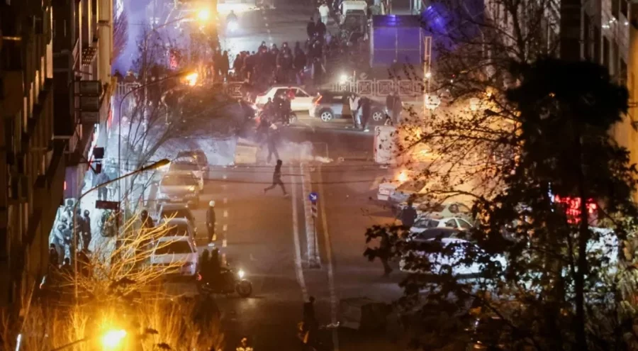 Trump İran'la ticaret yapana yüzde 25 gümrük vergisi uygulayacak