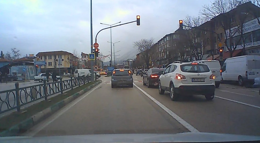 Bursa'da kırmızı ışıkta tehlike! Yaya son anda kurtuldu