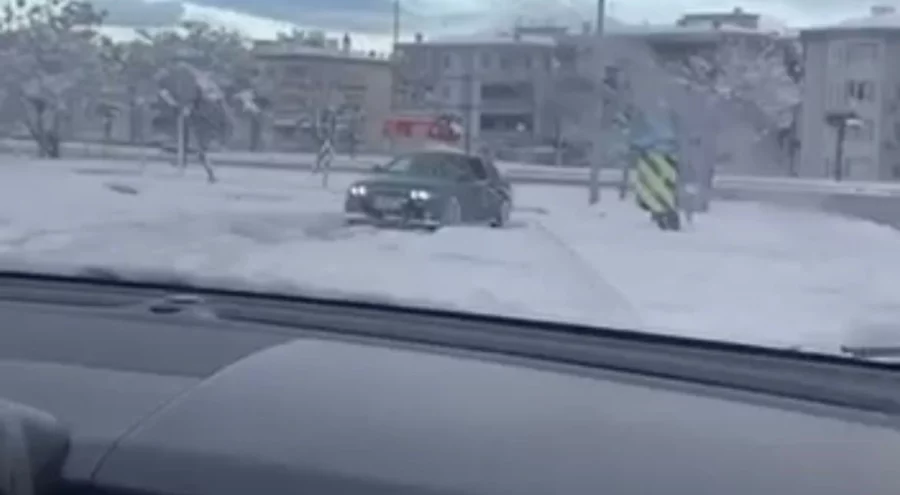 Bursa'da pes dedirten görüntü! Kar yağışını fırsat bilip drift attı