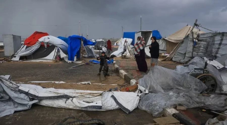 Gazze'de şiddetli soğuk ve fırtına: Deniz taştı, çadırlar zarar gördü