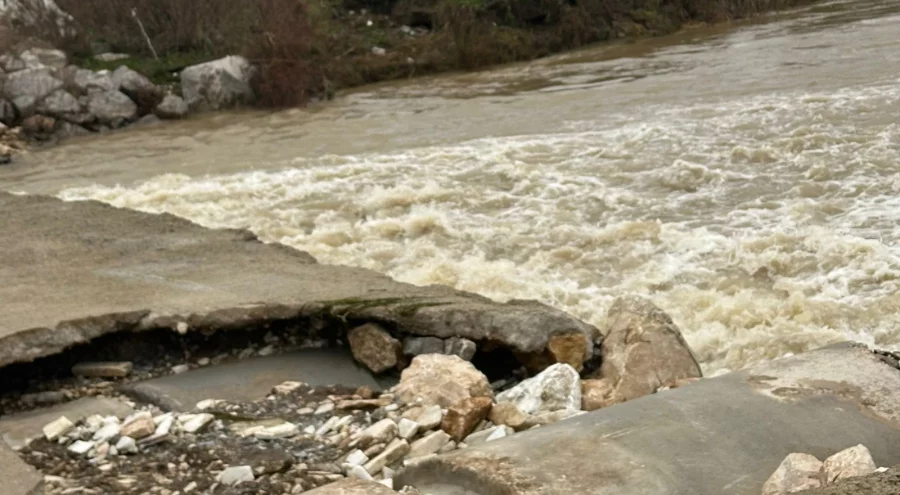 Bursa'da mesire alanındaki hasarlı köprü tehlike saçıyor