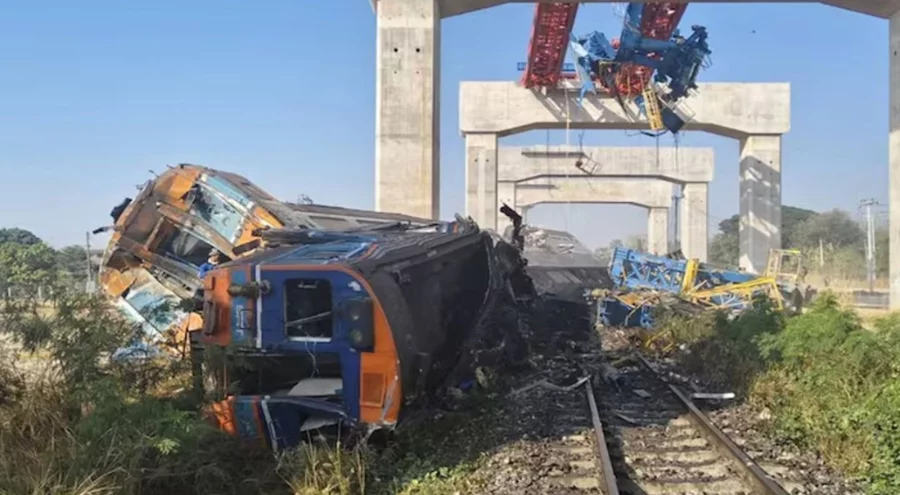 Trenin üzerine devrilmesi sonucu 27 kişi öldü, en az 80 kişi yaralandı