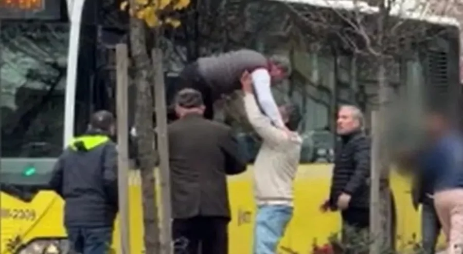 İETT şoförü camdan fırlayıp kavgaya tutuştu
