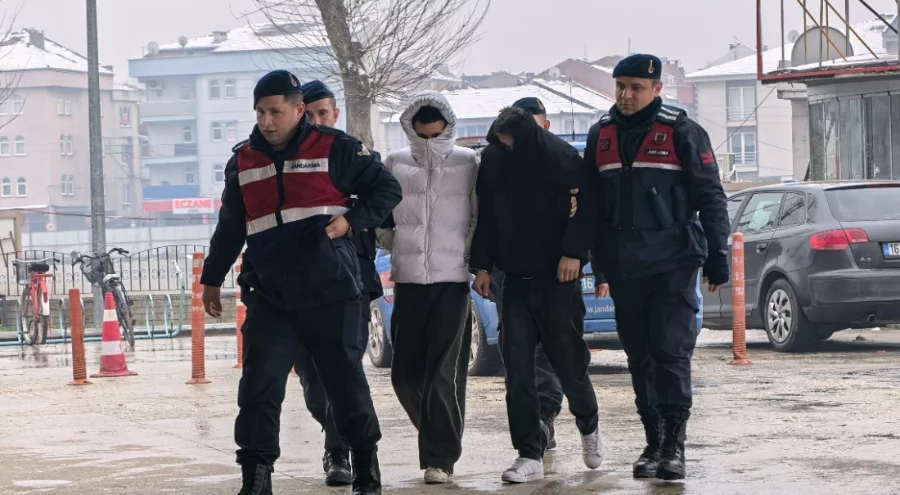 Bursa'da internet kablolarını çalan 2 şüpheli tutuklandı