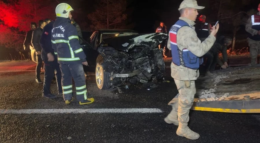Şanlıurfa'da iki araç kafa kafaya çarpıştı: Çok sayıda yaralı
