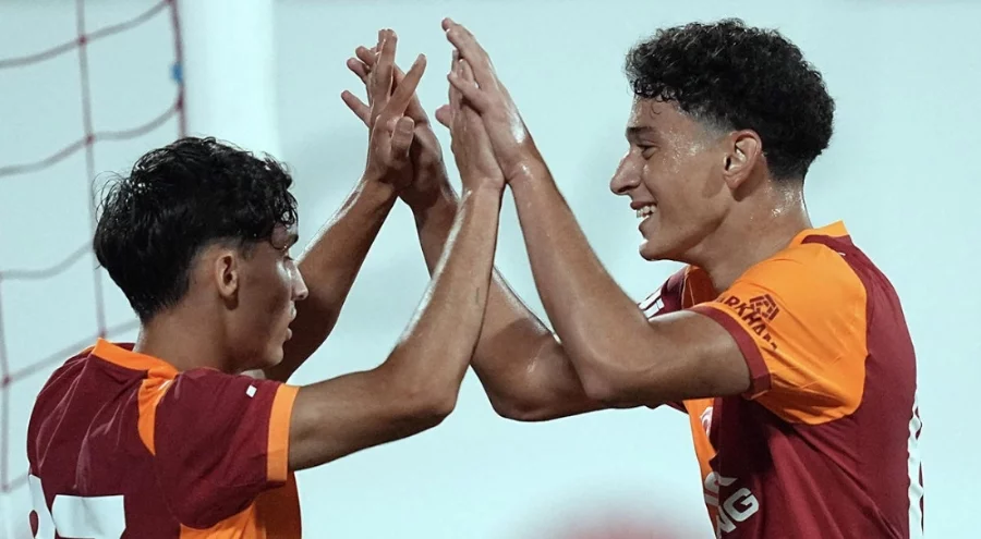 Galatasaray'ın genç oyuncusu Ada Yüzgeç'ten Okan Buruk'a teşekkür!