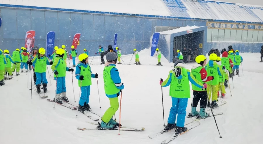 Bursa Büyükşehir'le öğrencilerin kayak keyfi