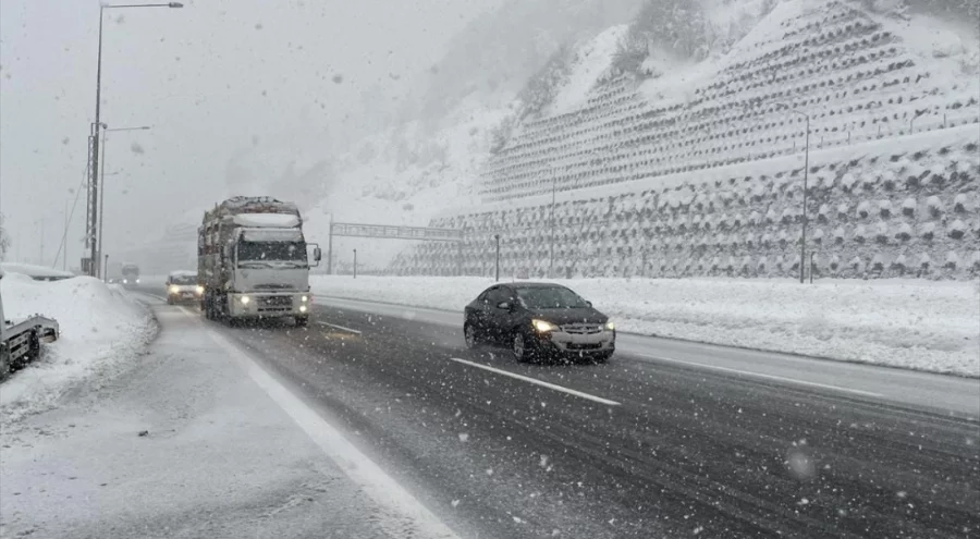 Bolu Dağı geçişinde kar etkili oluyor