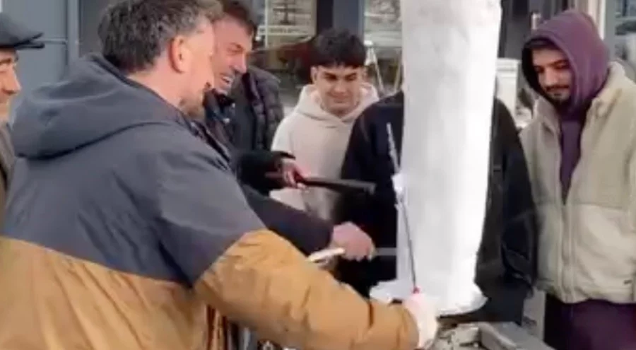 Bursa'da döner ustasından "kardan döner" ikramı