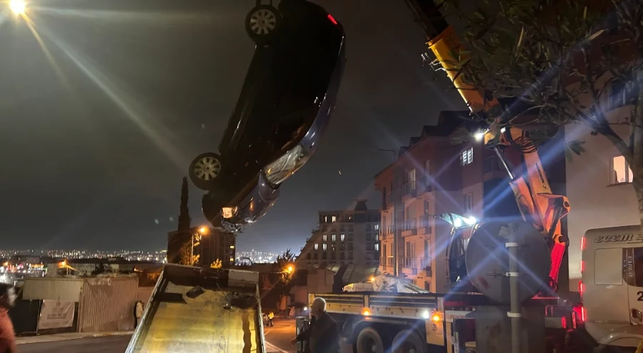 İstanbul'da otomobil apartman bahçesine uçtu: 2 yaralı