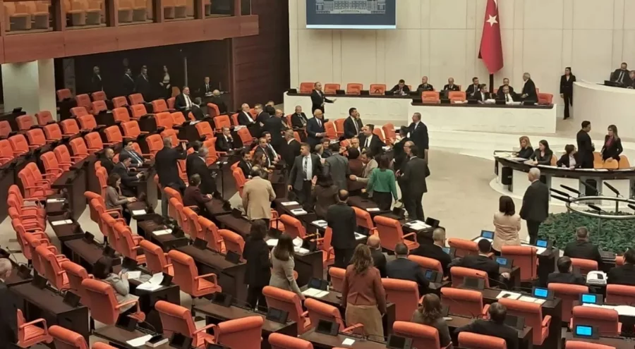 Meclis'te gergin anlar: DEM Parti ve İYİ Parti arasında tartışma, Buldan araya girdi
