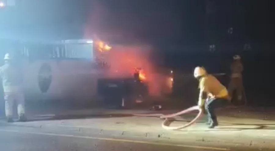 Düzce'de park halindeki otomobil alev alev yandı