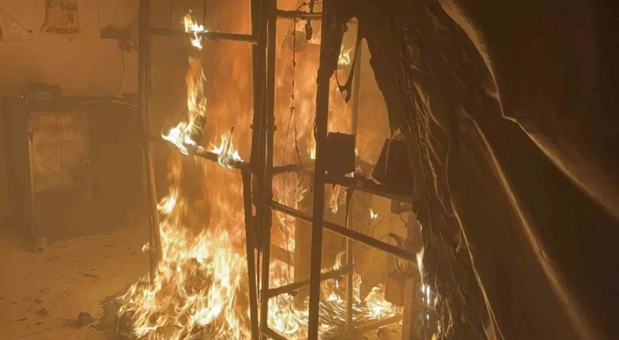 Aksaray'da bir fabrika alev alev yandı