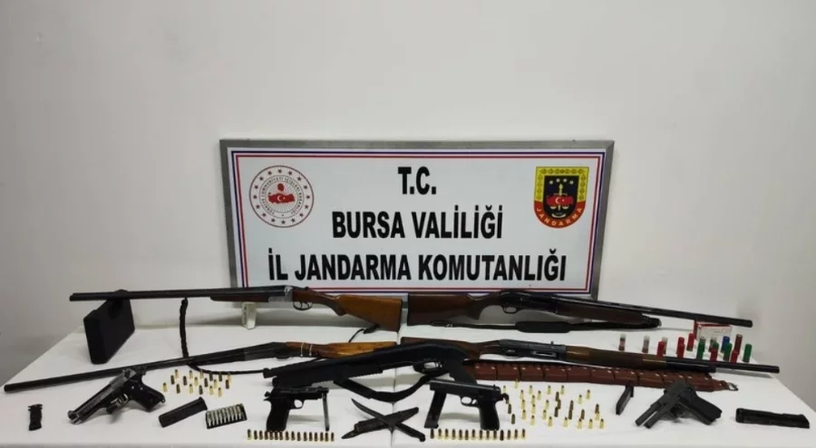 Bursa'da silah operasyonu! Çok sayıda ruhsatsız  silah ve mühimmat ele geçirildi