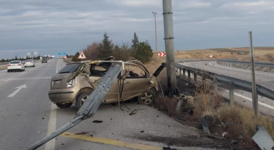 Hurdaya dönen araçtan sağ çıkarıldı
