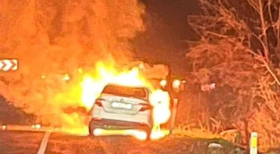 Bursa'da seyir halindeki otomobil alevlere teslim oldu