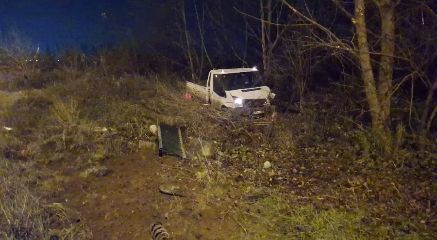 Bursa'da demir bariyerler araçların üzerine düştü!