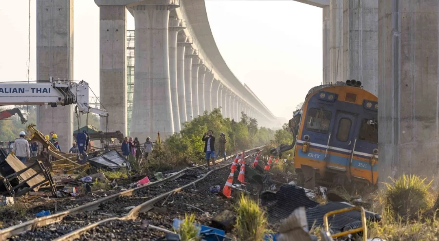 Vinç yolcu treninin üzerine düştü! Tayland'daki faciada can kaybı arttı