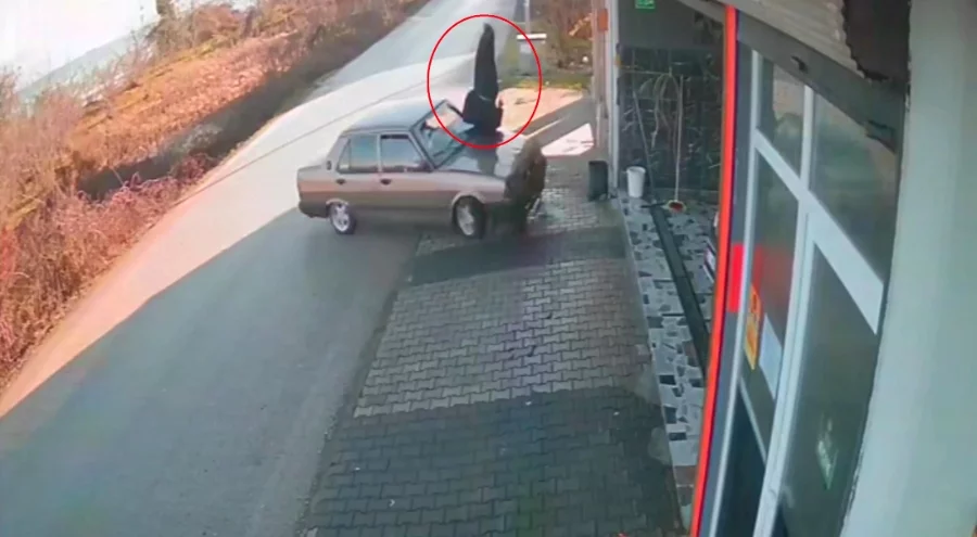 Buzlu yolda otomobilin çarptığı yaşlı adam metrelerce havaya savruldu