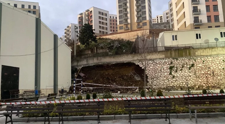 10 metrelik istinat duvarı okul bahçesine devrildi