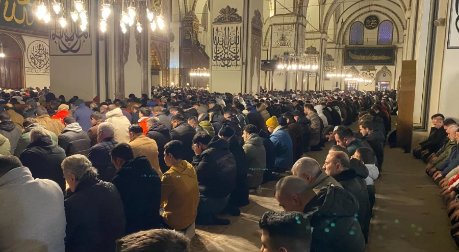 Bursalılar Miraç Kandili için Ulu Cami'ye yoğun ilgi gösterdi