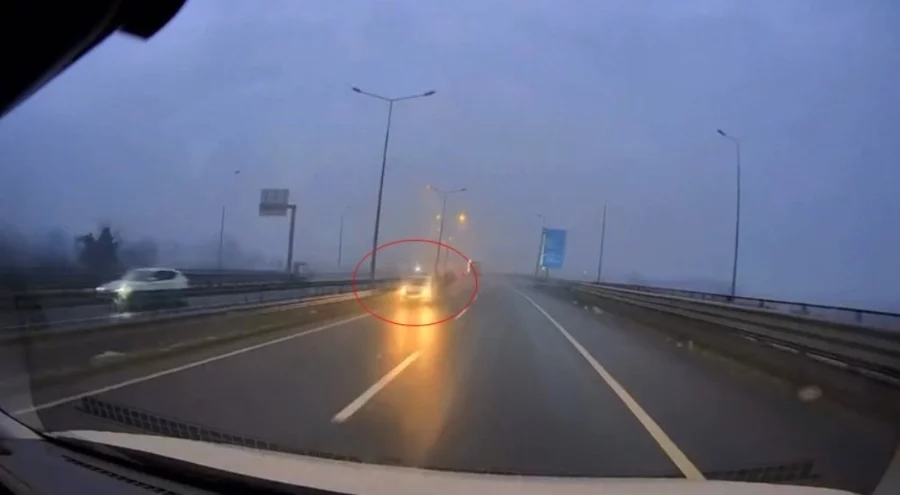 Düzce'de ters şeritten gelen otomobil ortalığı birbirine kattı