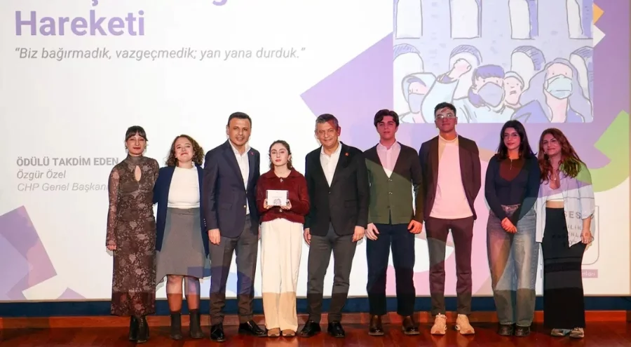 CHP lideri Özgür Özel, Saraçhane Öğrenci Hareketi'ne ödülünü takdim etti: '19 Mart'ta ilk sözü on...