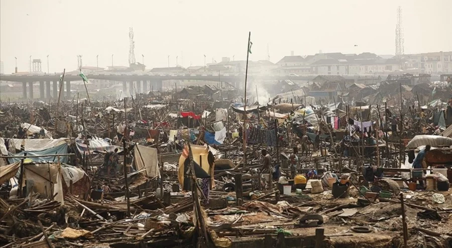 Nijerya'da hükümet tarafından evleri yıkılan halk kanolarda yaşam mücadelesi veriyor