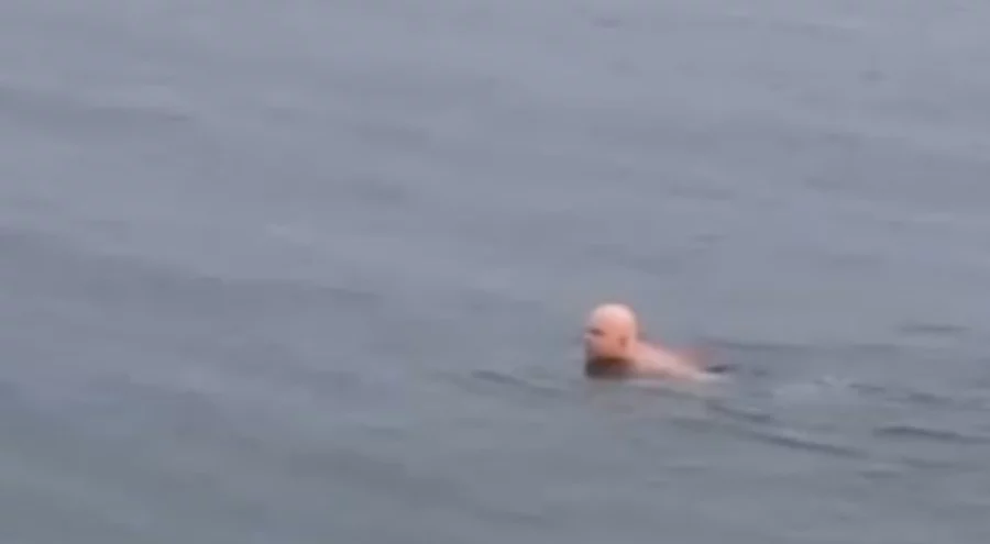 Bursa'da soğuk havaya aldırmayan vatandaş denize girip yüzdü