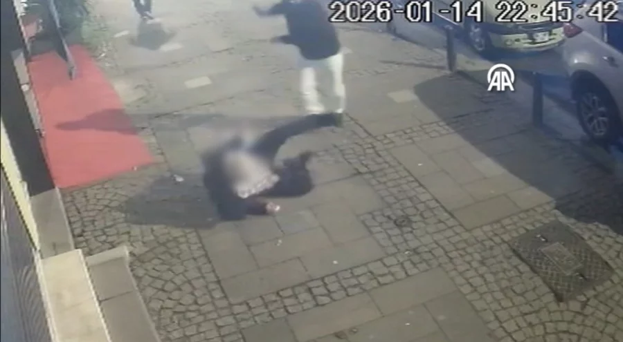 Yolda yürürken tekmeli saldırıya uğradı