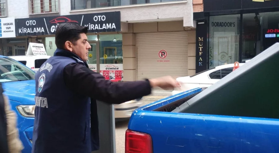 Nilüfer'de ekipler kaldırımları işgallerden arındırıyor