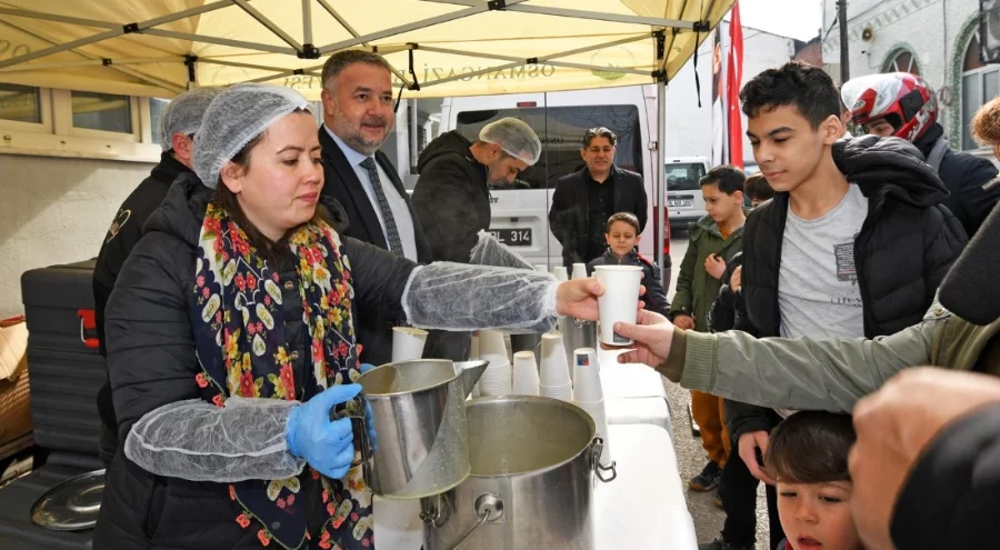 Osmangazi'de cuma sonrası vatandaşlara sıcak çorba ikram edildi