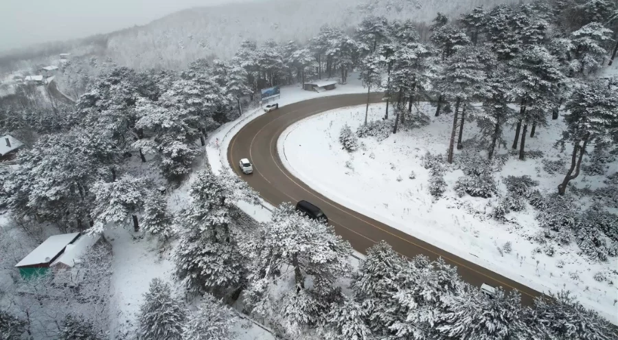 Bursa'da Uludağ'ın karla kaplanan virajlı yolları havadan görüntülendi