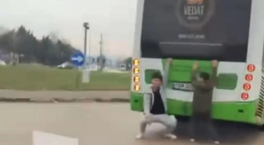 Ölümü hiçe saydılar! Bursa'da çocukların tehlikeli yolculuğu kamerada