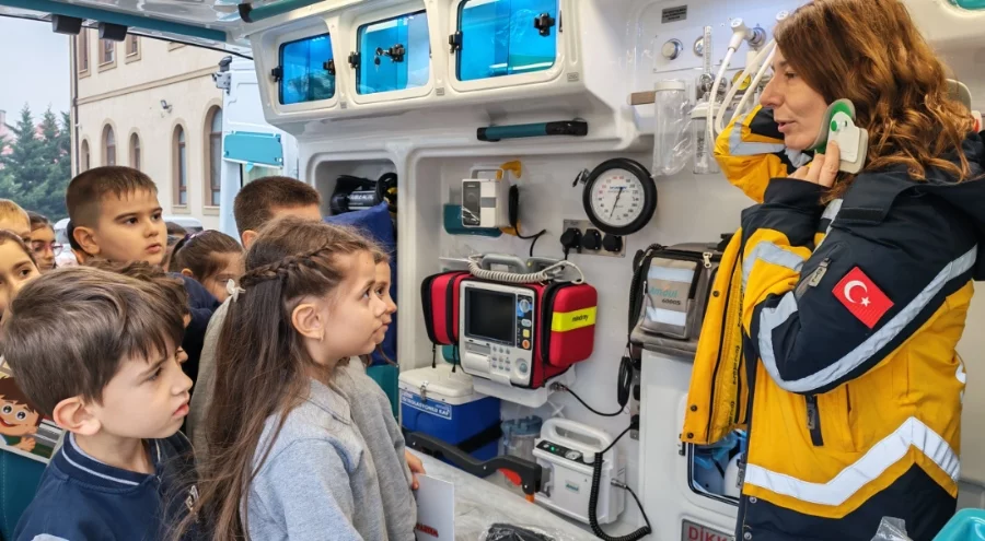 Bursa'da 112'den minik Yağmur ve arkadaşlarına karne hediyesi