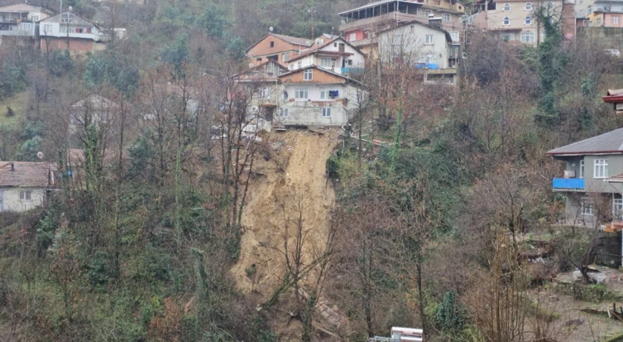 Korkutan heyelan: 8 kişilik aile tahliye edildi
