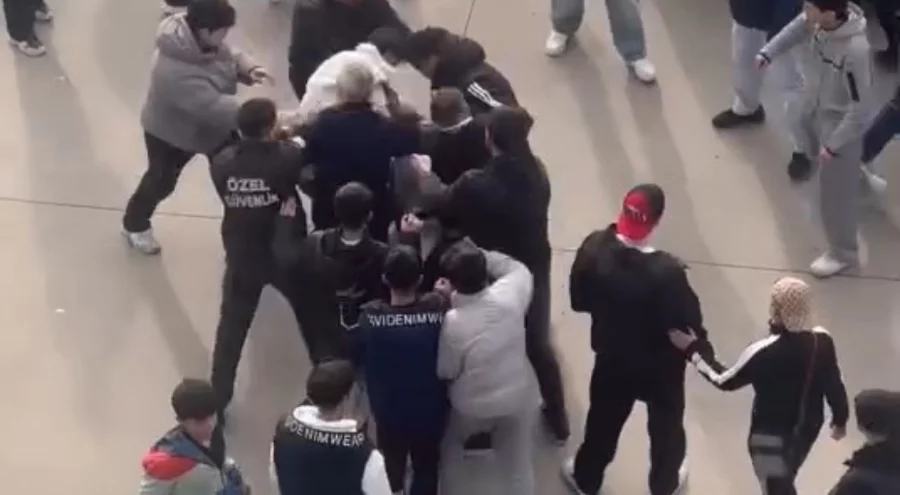 Bursa'da gençler yumruk yumruğa kavga etti!