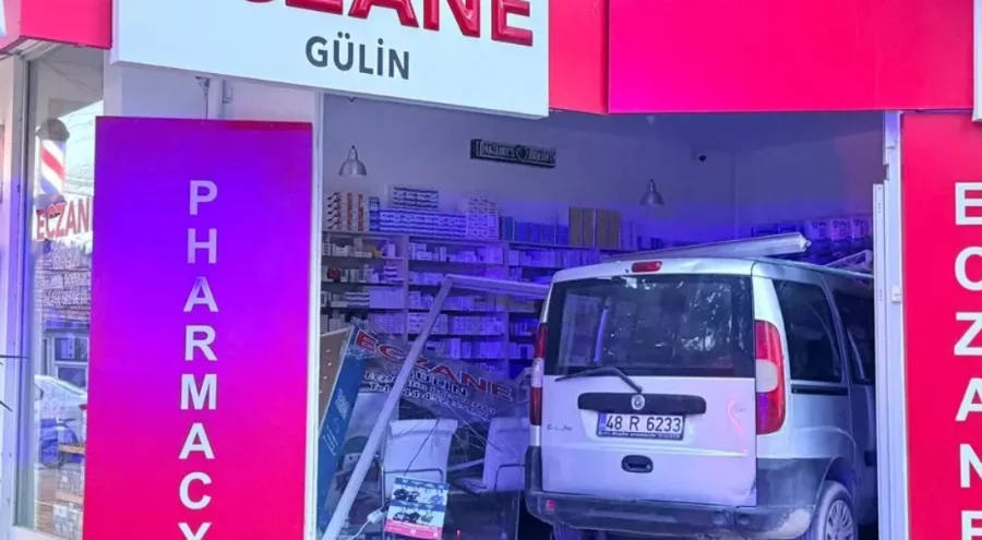 Fren yerine gaza basınca eczaneye girdi