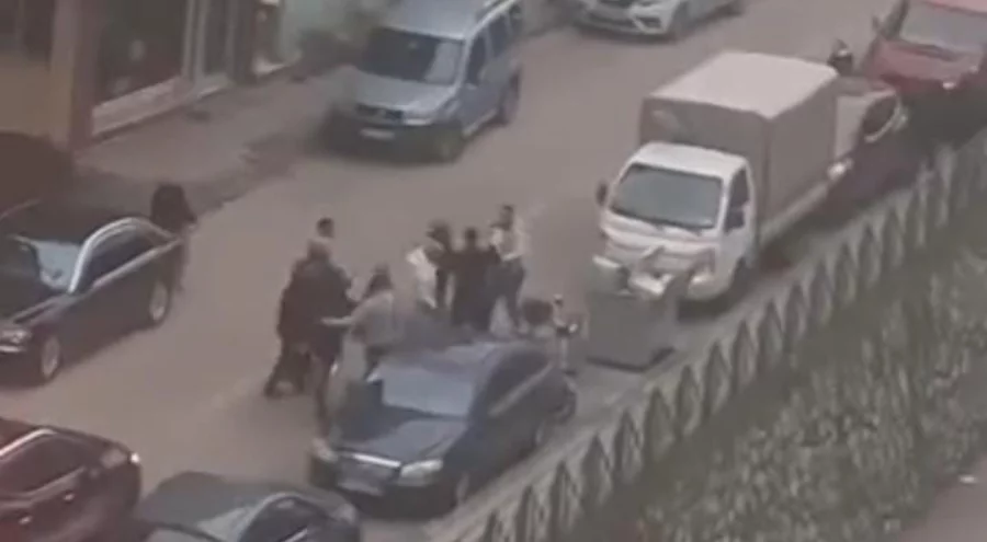 Bursa'da araçlar durdu, yumruklar konuştu!