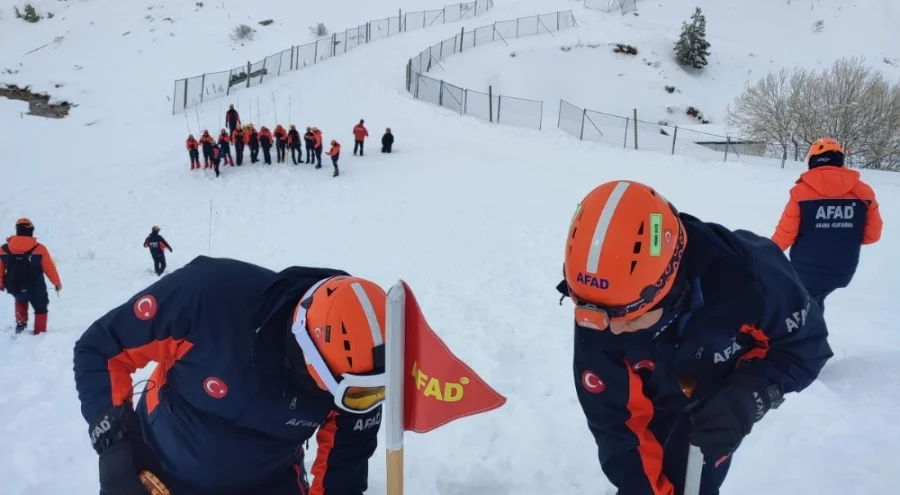 AFAD, Uludağ'da kış şartlarında arama ve kurtarma eğitimi düzenledi