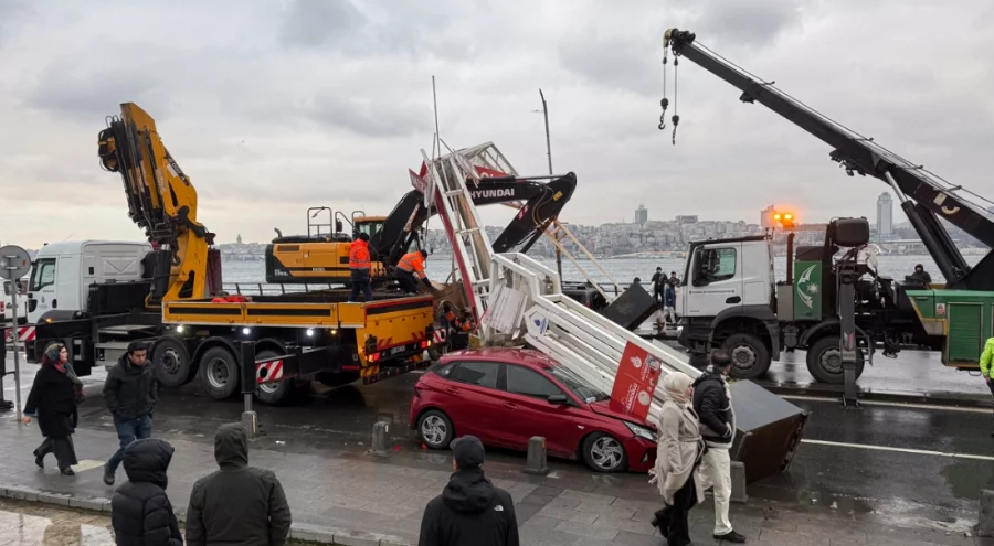 Üsküdar'da tırın taşıdığı ekskavatör yola devrildi