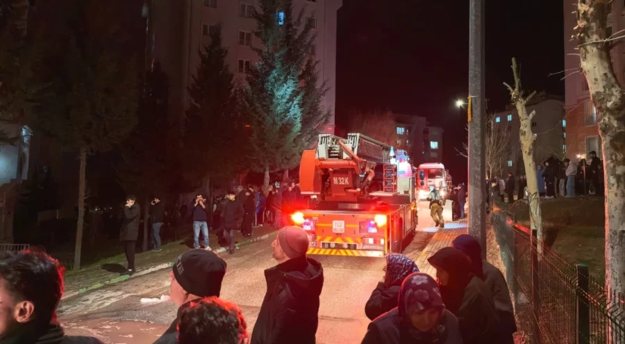 Bursa'da ev yangını: 1'i çocuk 3 kişi dumandan etkilendi