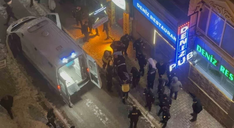 Eğlence mekanında bıçaklı ve sopalı kavga: 4 yaralı