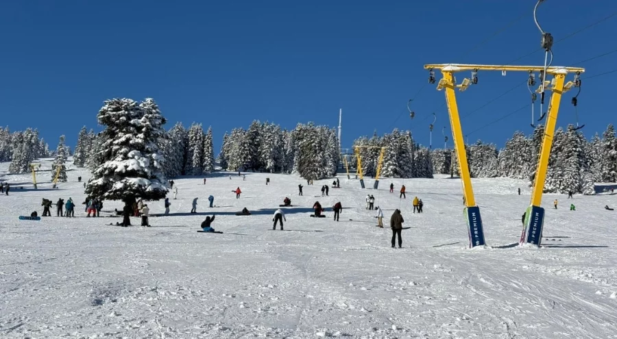 Bursa'nın zirvesi Uludağ'da sömestr yoğunluğu: Tatilciler akın etti!