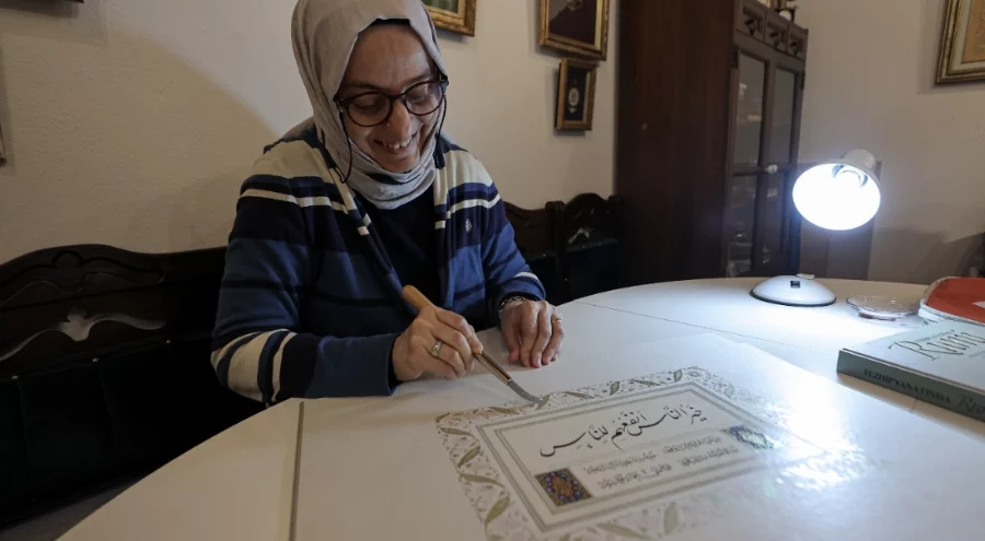Bursa'da öğrenci yetiştirmeye devam eden Kantarcı tezhip sanatını geleceğe taşımak için çalışıyor