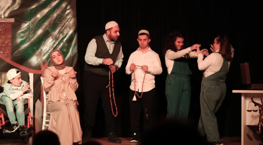 Osmangazi'de 'Miras değil mübarek' tiyatro oyunu ikinci gösterimiyle büyük beğeni topladı