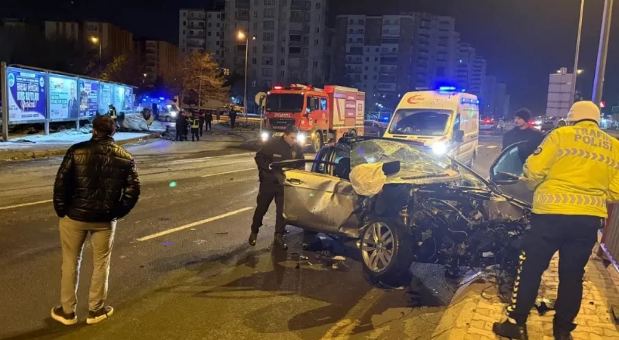 Kazadan sonra alev alan otomobilde can pazarı! Çok sayıda yaralı var